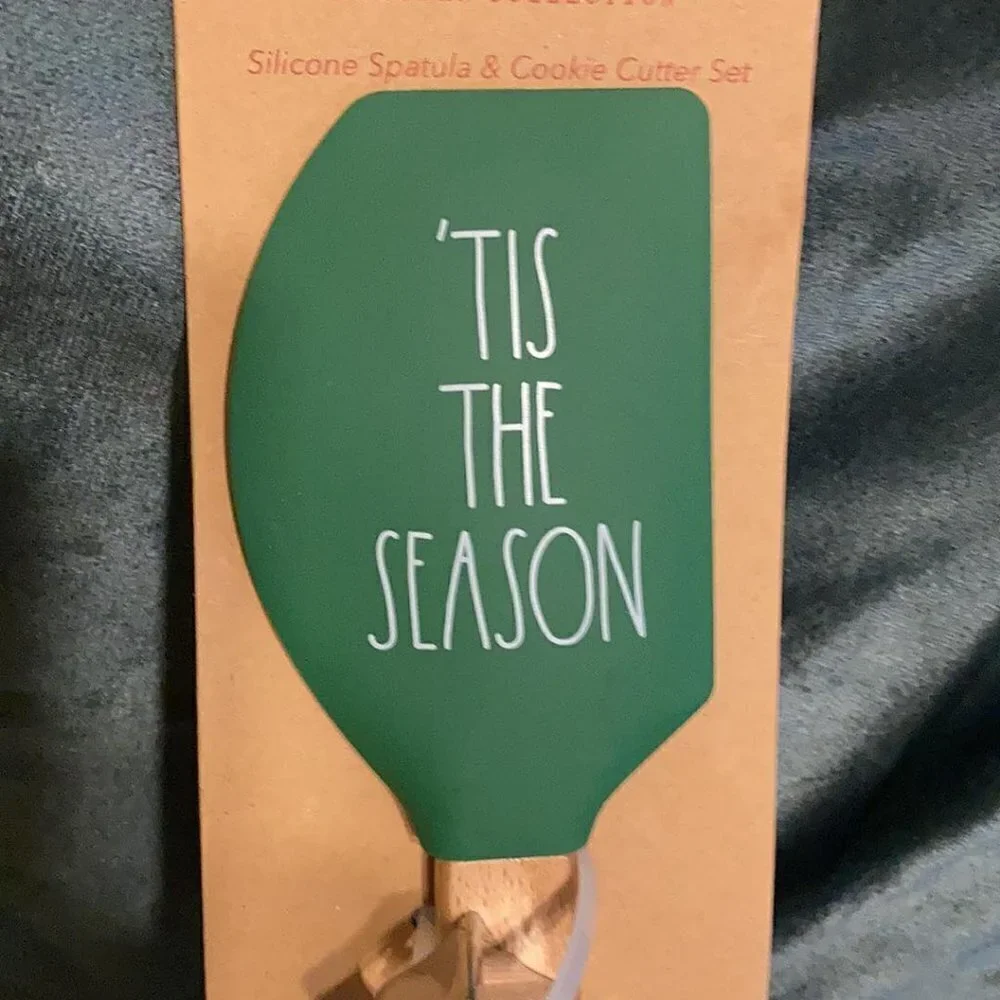NEW! RAE DUNN TIS THE SEASON SPATULA with Christmas Tree Cookie Cutter